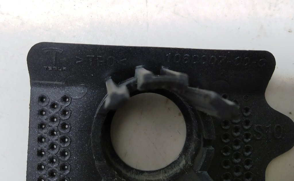 10 Кронштейн кріплення парктроніка S10 Tesla model S REST 1060007-00-C